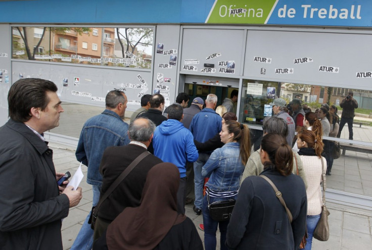 People line up at an employment office in Badalona, near Barcelona, April 25, 2013 (Photo: Reuters)