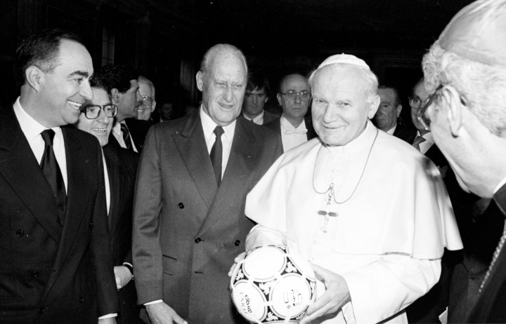 Havelange (third left) next to Pope John Paul II