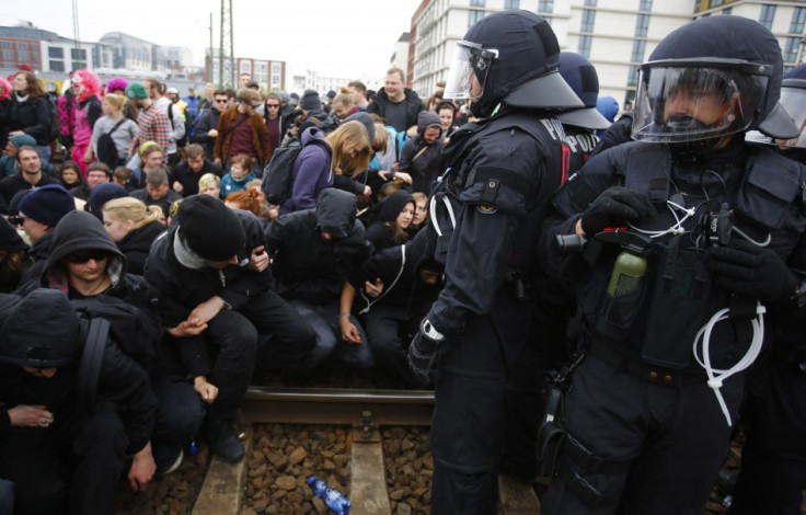 German riot police stop left-wing protestors on the railway tracks during a demonstration against a right-wing rally in Frankfurt, May 1, 2013. (Photo: Reuters)