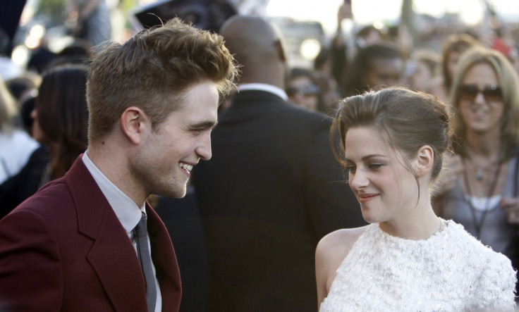 Robert Pattinson (L) and Kristen Stewart