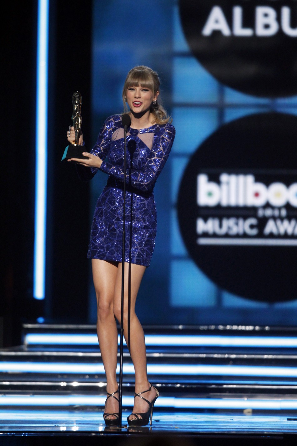 Singer Taylor Swift accepts the award for Top Billboard 200 Album during the Billboard Music Awards at the MGM Grand Garden Arena in Las Vegas, Nevada May 19, 2013.