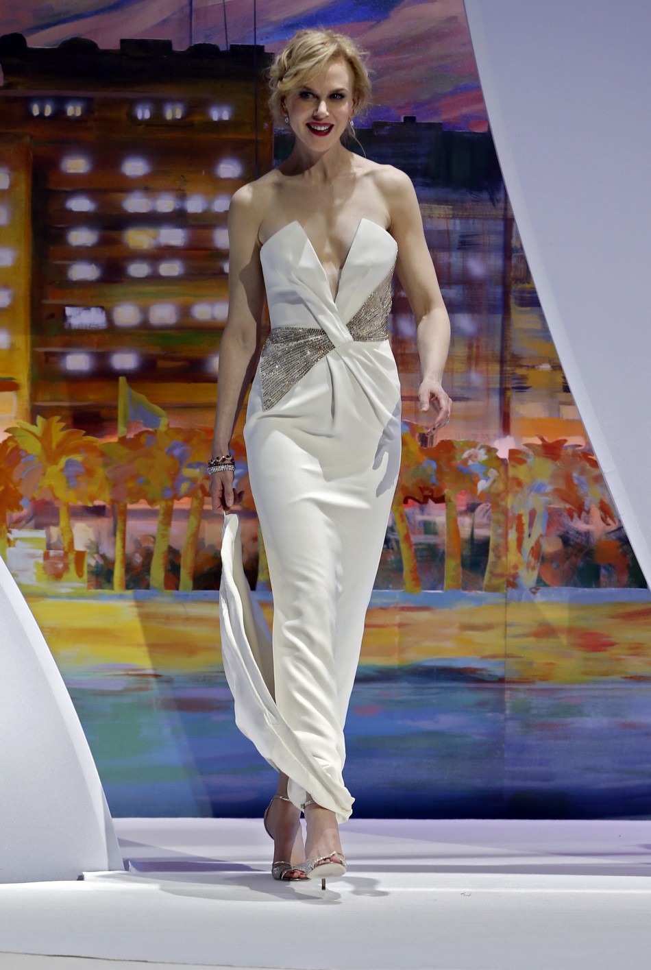 Nicole Kidman in a Giorgio Armani custom-made bustier white silk gown