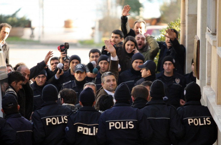 Journalists Nedim Sener (C) and Ahmet Sik (facing camera, 3rd L) wave upon arrival at a courthouse in Istanbul
