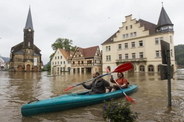 Thousands evacuated as flood is expected to peak in Budapest on Monday at around 8.85 metres, above the 8.6-metre record reached in 2006 Thousands evacuated as flood is expected to peak in Budapest on Monday at around 8.85 metres, above the 8.6-metre record reached in 2006