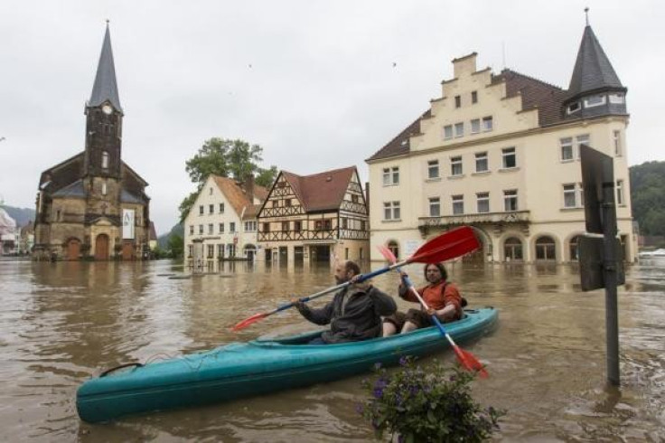 Thousands evacuated as flood is expected to peak in Budapest on Monday at around 8.85 metres, above the 8.6-metre record reached in 2006