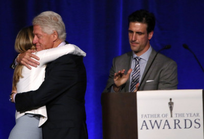 Former U.S. president Bill Clinton is congratulated by his daughter Chelsea Clinton for his nomination as Father of the Year at a lunch in New York, June 11, 2013. Former U.S. president Bill Clinton is congratulated by his daughter Chelsea Clinton for his nomination as Father of the Year at a lunch in New York, June 11, 2013.