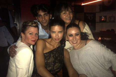Adriana Lima (in centre)