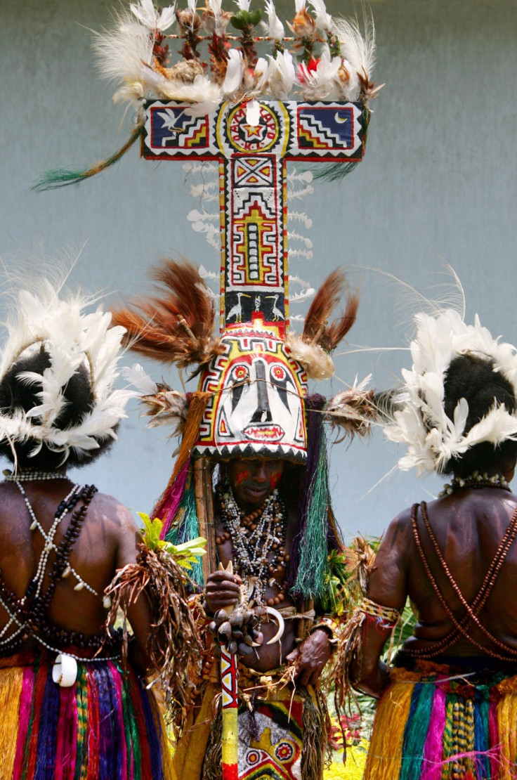 Traditionally dressed Papua New Guinean dancers /reuters