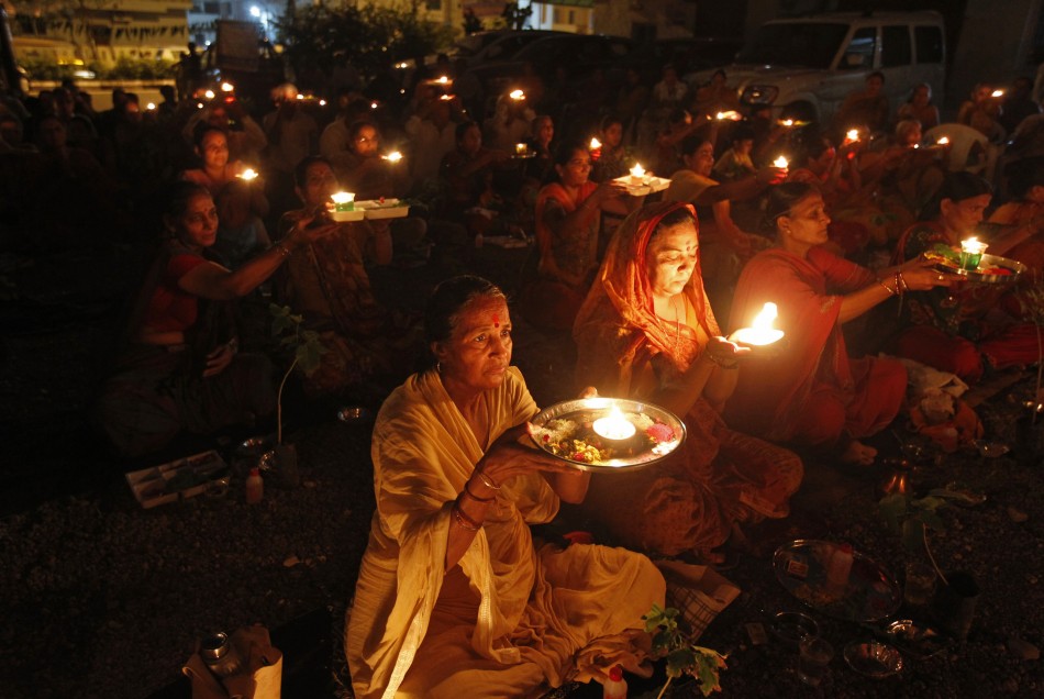 People carry oil lamps as they pray for the flood victims in the Himalayan state of Uttarakhand, outside a temple in the western Indian city of Ahmedabad June 19, 2013.