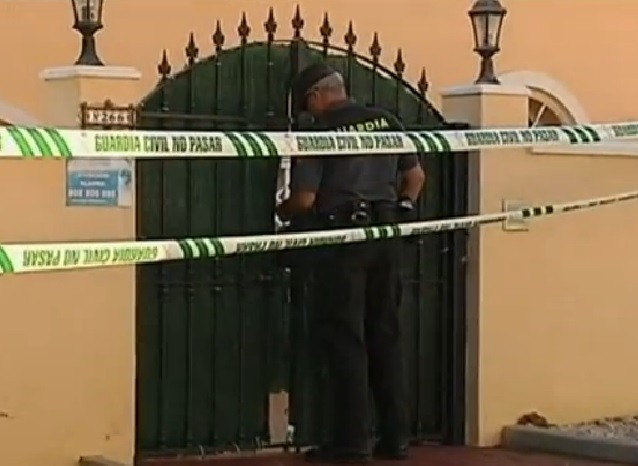 Police officr enters scene of bloody shootings