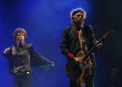 Mick Jagger L and Keith Richards of the Rolling Stones perform on the Pyramid Stage at Glastonbury music festival at Worthy Farm in Somerset, June 29, 2013.