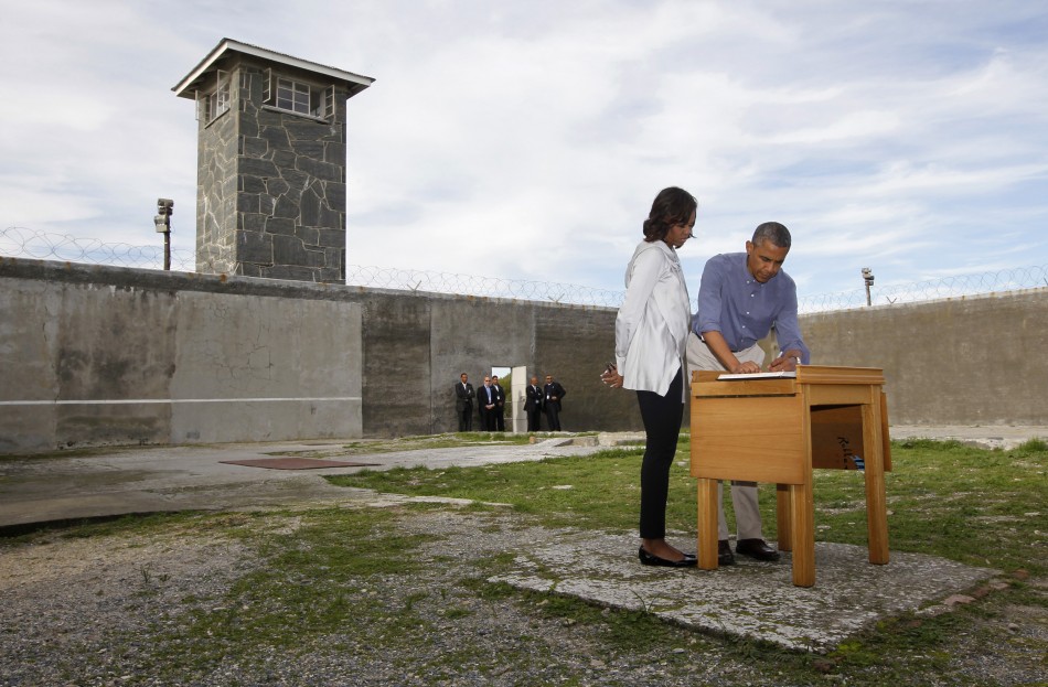 Obama signs Robben Island guest book