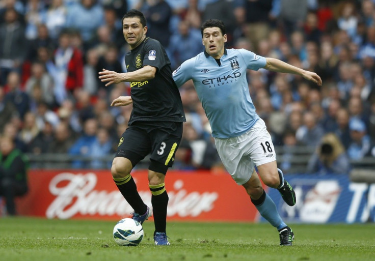 Gareth Barry (R)