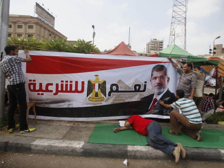 Supporters of Egyptian President Mohamed Mursi set up a banner as they take part in a protest to show support to him (Photo: Reuters)
