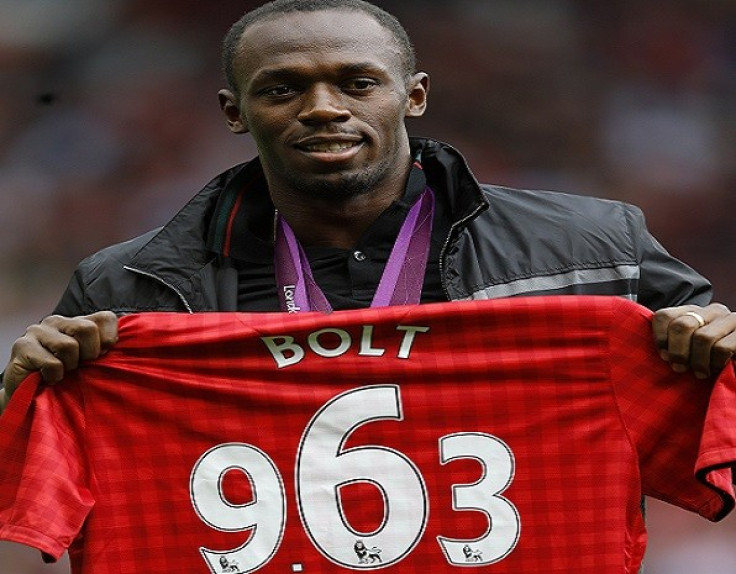 Usain Bolt clasps Manchester Utd shirt