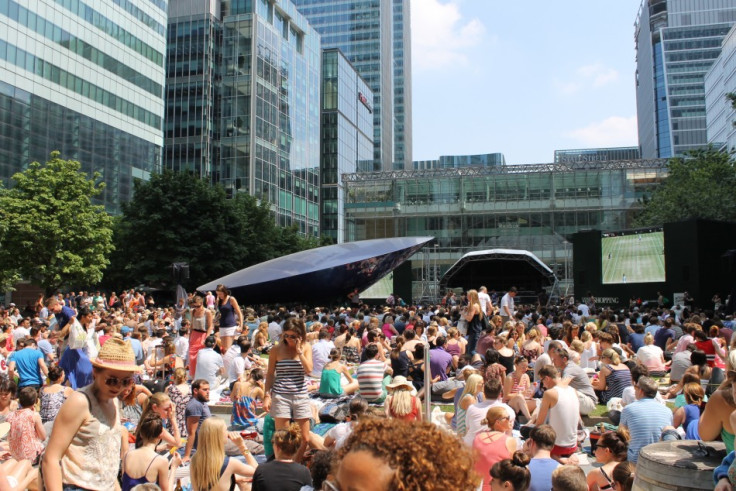 Fans gather to cheer Murrray on to Wimbledon glory at Canary Wharf