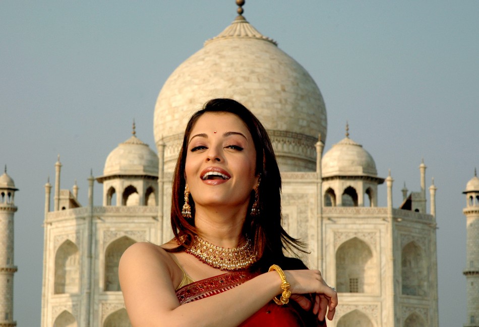 Aishwarya Rai, Bollywood actress and former Miss World, poses in front of the Taj Mahal in the northern Indian city of Agra December 1, 2004. Rai tethered a hot-air balloon at the Taj Mahal to help it get onto the list of the new Seven Wonders of the Worl