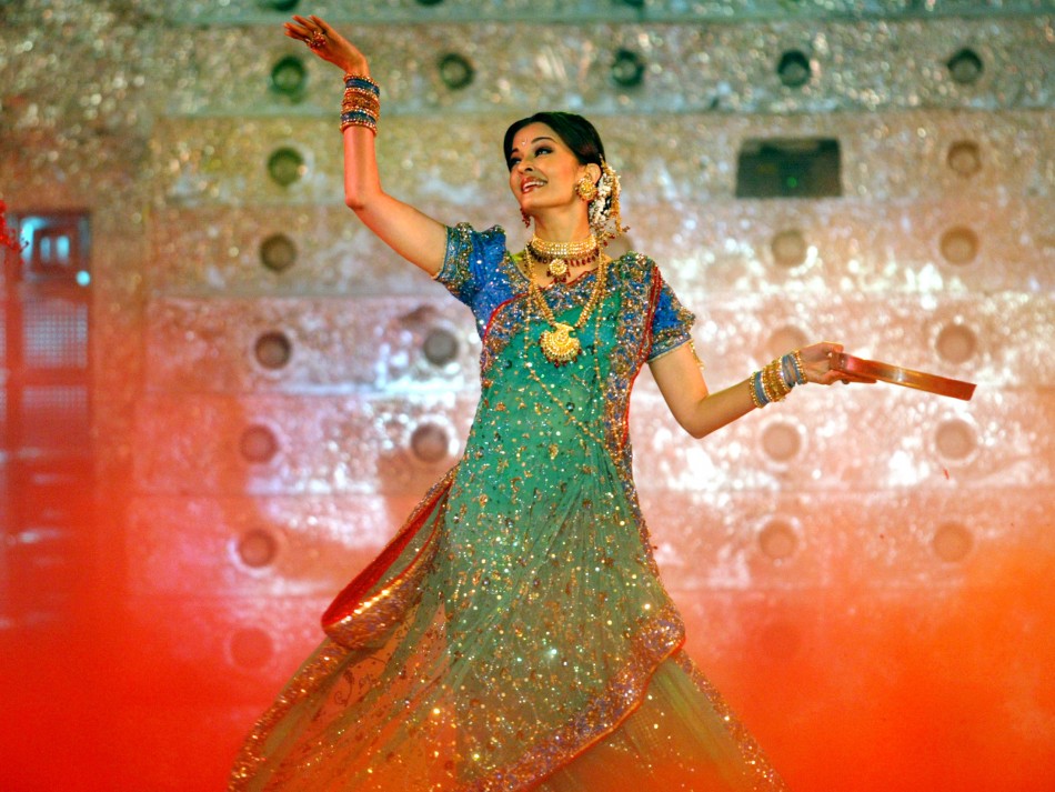 Bollywood star Aishwarya Rai performs during a concert called HELP in Bombay February 6, 2005. Bollywood stars took part in a concert to raise funds for Indian tsunami victims.