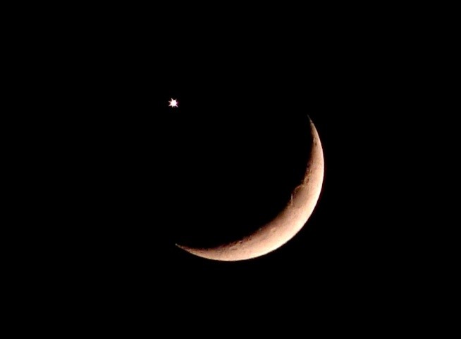 Stargazers to Watch Venus Meet the Crescent Moon in Night Sky