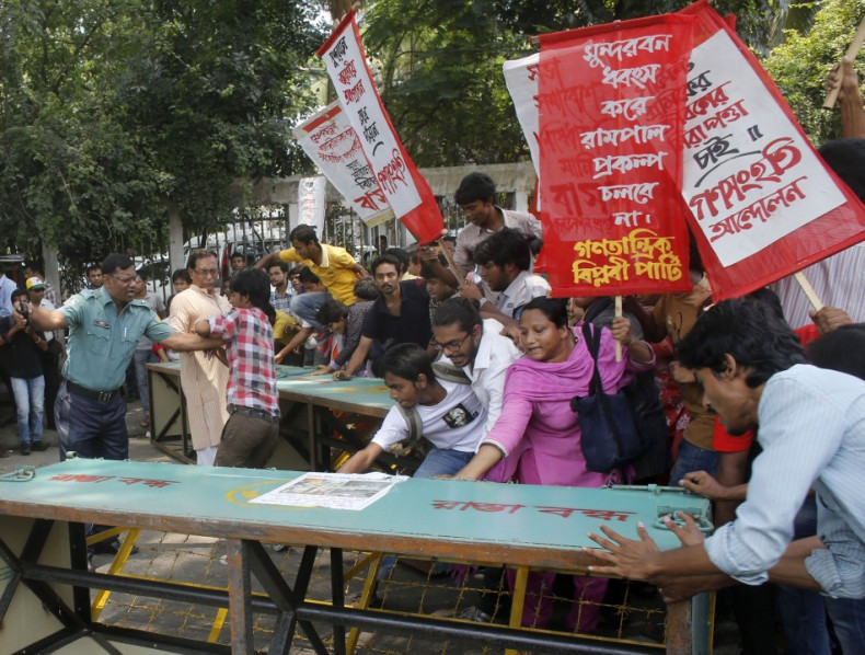 Activists from Ganatantrik Bam Morcha, a leftist political party,a protest against the deaths of garment workers in the Rana Plaza incident (Photo: Reuters)