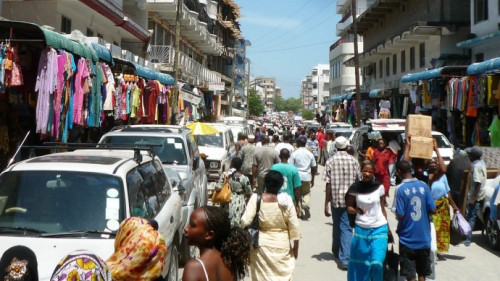 a-bustling-marketplace-in-dar a-bustling-marketplace-in-dar