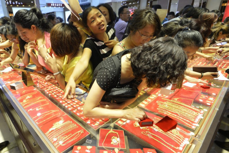 Gold prices settle at a one-month high