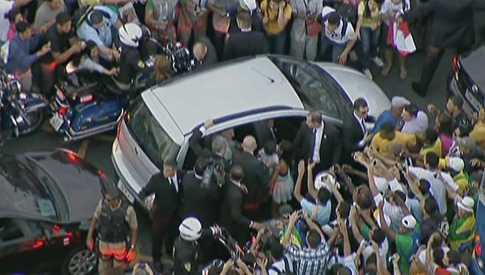 Popes car mobbed