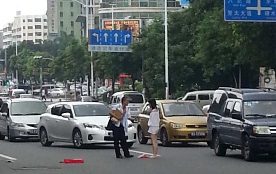China: Fighting Couple Stops Traffic with Naked Striptease 