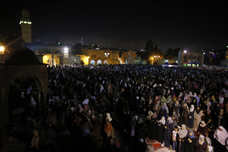 Palestinian Muslim women pray in front of the Dome of the Rock in the Night of Power (Photo: Reuters)