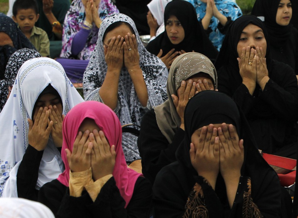 Eid al-Fitr 2013: Prayers at Mosques, Banquets 