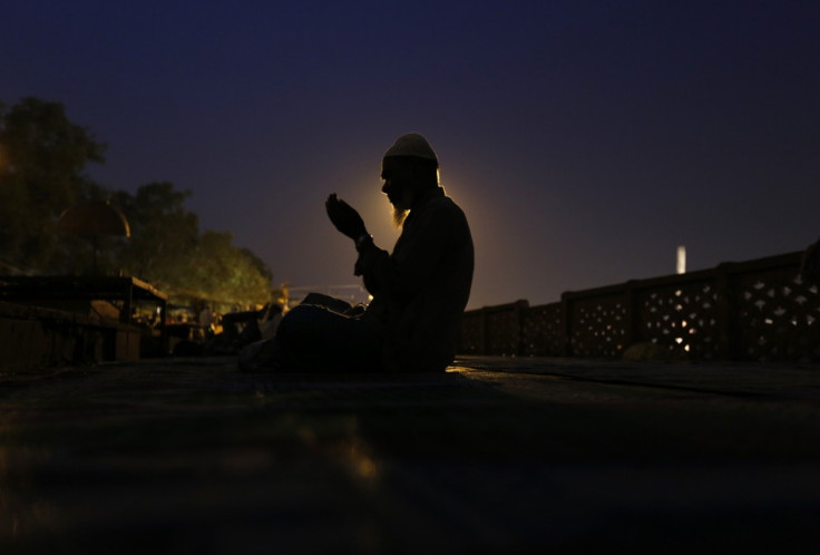 A Muslim man prays at a mosque in the old quarters of Delhi on Eid al-fitr August 7, 2013. (Photo: REUTERS/Mansi Thapliyal)