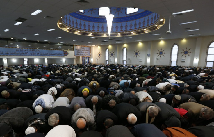 Muslims pray during Eid al-Fitr at Lakemba mosque in Sydney August 8, 2013. (Photo: REUTERS/Daniel Munoz)