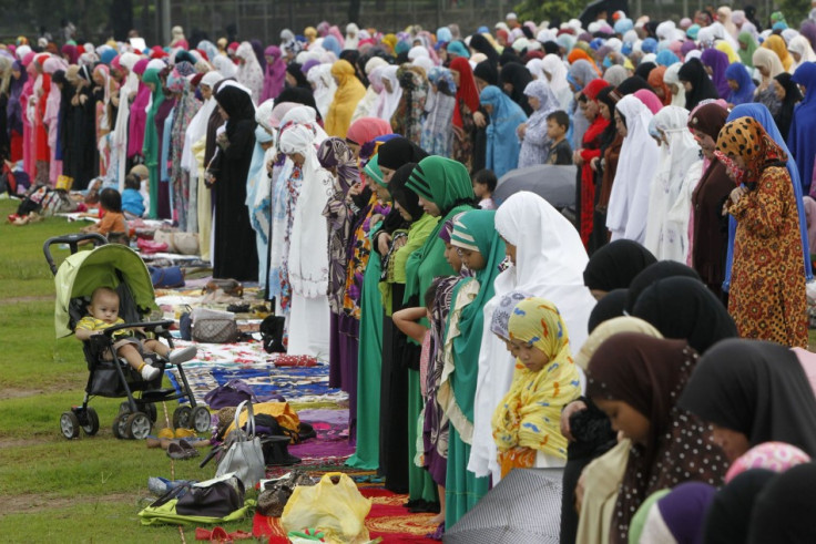 Thousands of Filipino Muslims celebrated the Eid al-Fitir festival with morning prayers in the park to mark the end of the Muslim holy fasting month of Ramadan. (Photo: REUTERS/Romeo Ranoco)