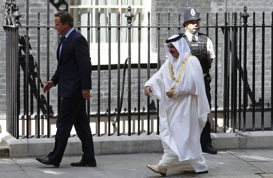 Britain's Prime Minister David Cameron (L) greets Bahrain's King Hamad bin Isa Al Khalifa