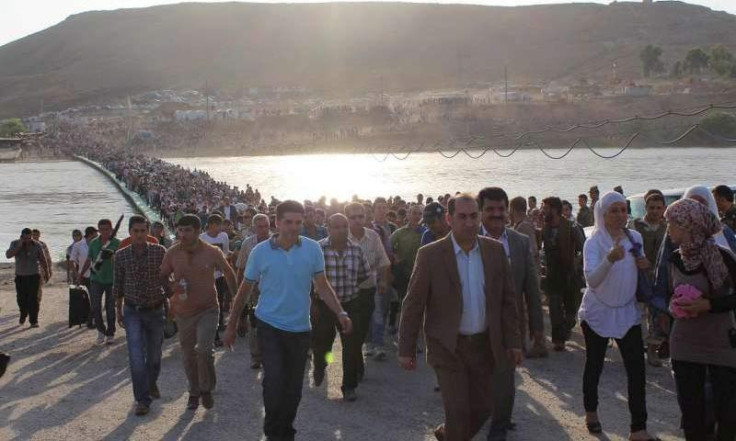 Syrian refugees cross into Iraq