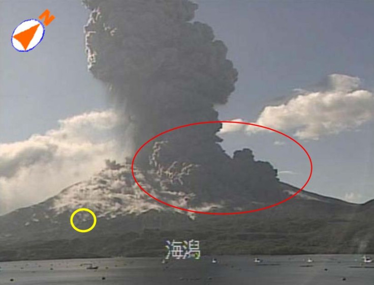 Situation of cinder scattering and generation of pyroclastic flow from eruption of Sakurajima on 18 August, 2013. (Photo: Kagoshima Local Meteorological Observatory)
