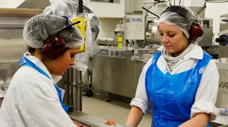 Two women working in a Faroese fish processing centre (Photo: http://www.faroeislands.fo/)