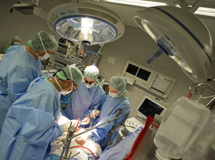 Doctors perform liver iPad-aided liver surgery in Germany. The procedure is expected to improve the quality of transferring pre-operational resection plans into actual surgery. (Photo: REUTERS/Fabian Bimmer)