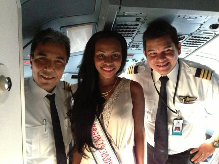Miss British Virgin Islands 2013, Kirtis Malone, poses with flight captains upon arriving in Indonesia. (Photo: Miss World/Facebook)