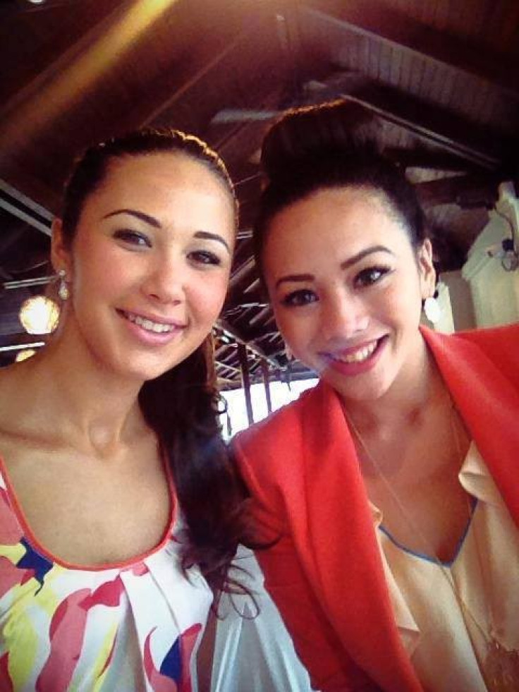 Miss Malta 2013, Donnha Borg (L), and Miss Guam 2013, Camarin Mendiola, pose upon arriving in Indonesia (Photo: Miss World/Facebook)