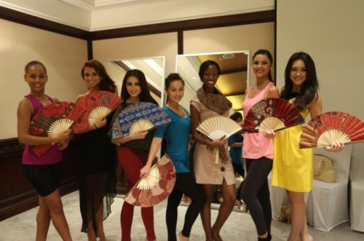 Miss World 2013 contestants are enthusiastic to show off their sandalwood fans after the dance lesson. (Photo: Miss World/Facebook)