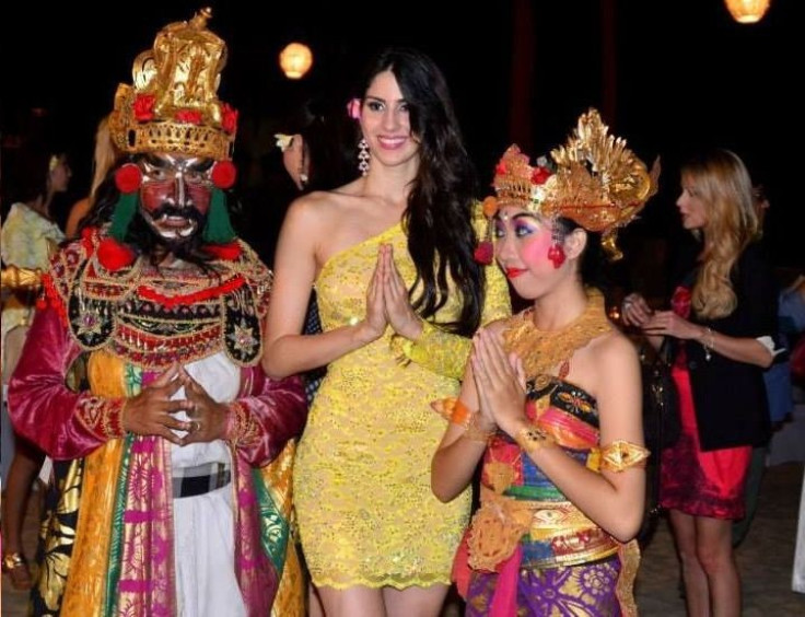 Miss Dominican Republic 2013 poses with traditional Indonesian dancers in Bali. The Miss World 2013 contestants got into the local flair of Indonesia ahead of the official opening ceremony of the pageant. (Photo: Miss World/Facebook)