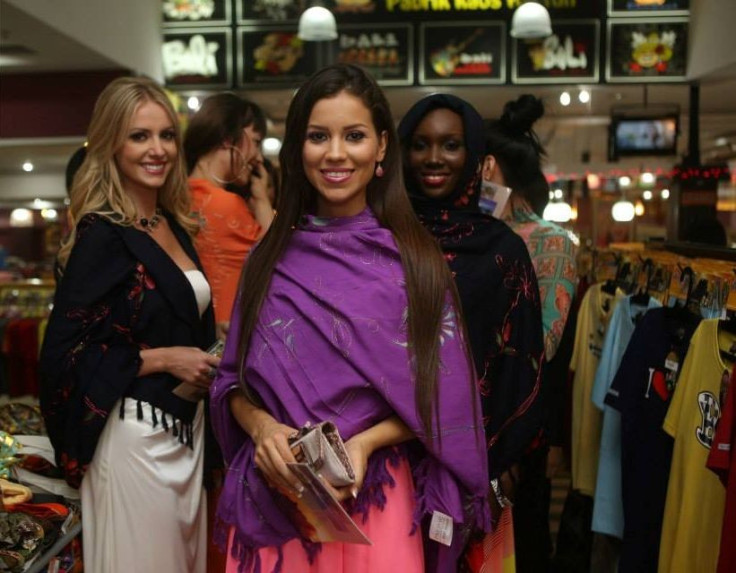 Miss World 2013 contestants visit a local market in Bali. (Photo: Miss World/Facebook)