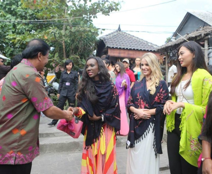 The Miss World 2013 contestants meet locals in Bali. (Photo: Miss World/Facebook)