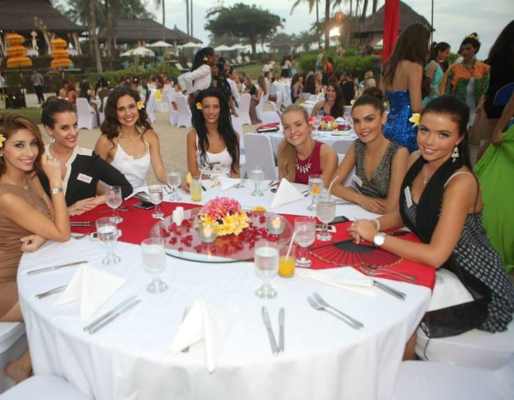 The Miss World 2013 contestants pose at farewell dinner at an island report in Bali. (Photo: Miss World/Facebook)