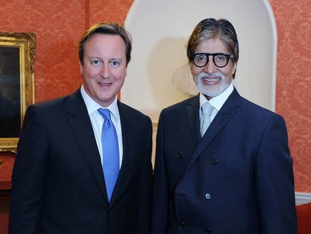 Amitabh Bachchan poses with Prime Minister David Cameron at House of Commons in London, 11 September. The veteran Bollywood actor was honoured with Global Diversity Award. (AmitabhBachchan/Facebook)