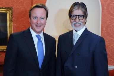 Amitabh Bachchan poses with Prime Minister David Cameron at House of Commons in London, 11 September. The veteran Bollywood actor was honoured with Global Diversity Award. (AmitabhBachchan/Facebook)