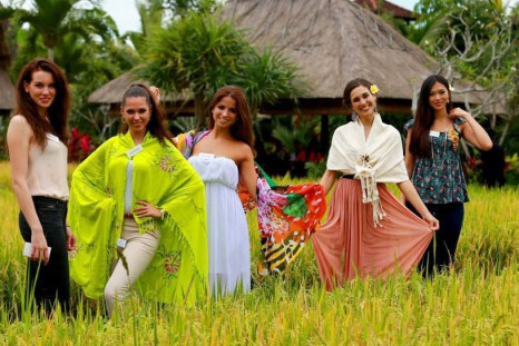 Miss World 2013 contestants from (L to R) Sweden, Slovenia, Hungary, Peru and Chinese Taipei pose before their tour of Mother Temple of Besakih in eastern Bali. (Photo: Miss World/Facebook)