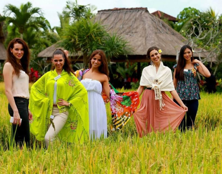 Miss World 2013 contestants from (L to R) Sweden, Slovenia, Hungary, Peru and Chinese Taipei pose before their tour of Mother Temple of Besakih in eastern Bali. (Photo: Miss World/Facebook)