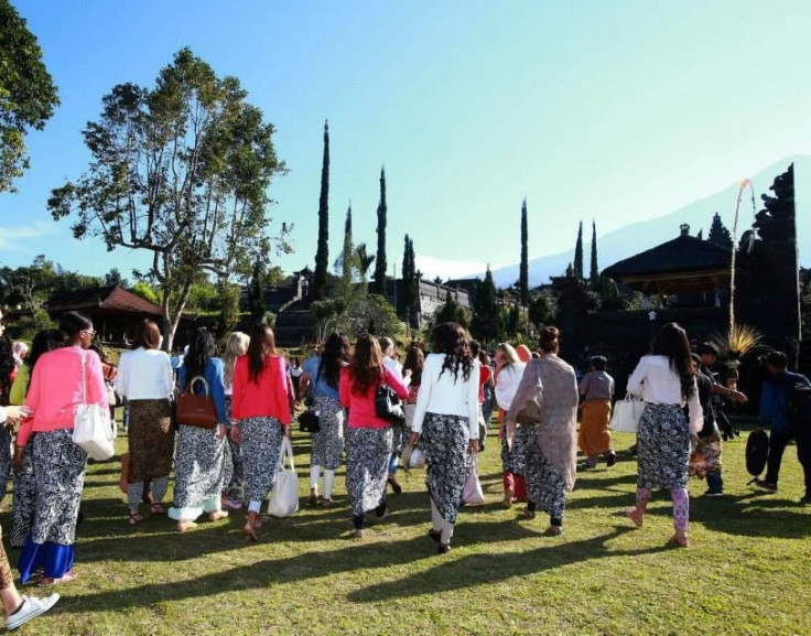 Miss World 2013 contestants head to Mother Temple of Besakih in eastern Bali. (Photo: Miss World/Facebook)